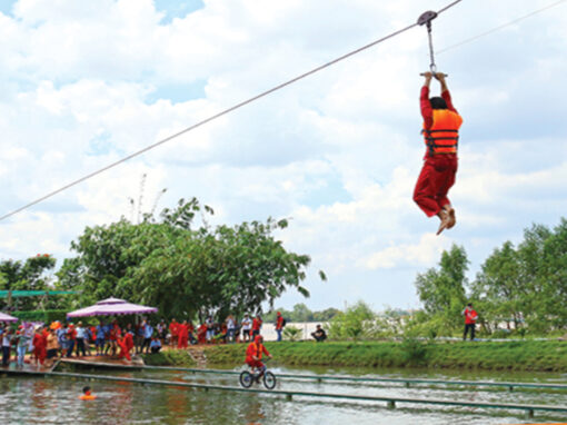 zipline qua hồ - chạy xe đạp qua cầu ván